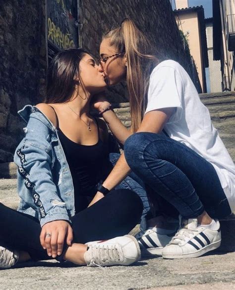 lesbianas tocandose|lesbianas